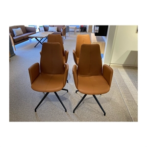 OUTLET - Brunstad 4 stk. Aromas spisebordsstol m/ armlæn - Cognac læder - Sort stel m/ returdrej